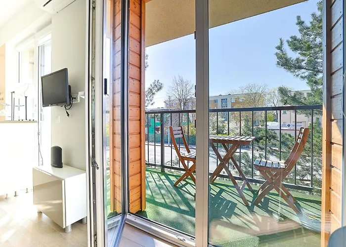 W/parking Near The Centre, By Cohost *